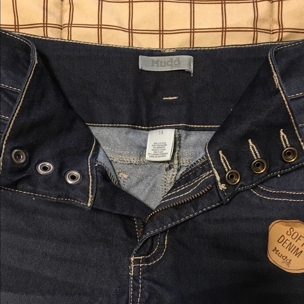 MUDD jean Capri dark wash. High waisted 3 buttons